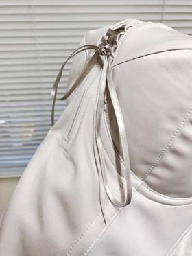 レースアップのブラの写真